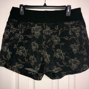 Athleta Trekke North floral shorts women’s size 12 athletic green vacation